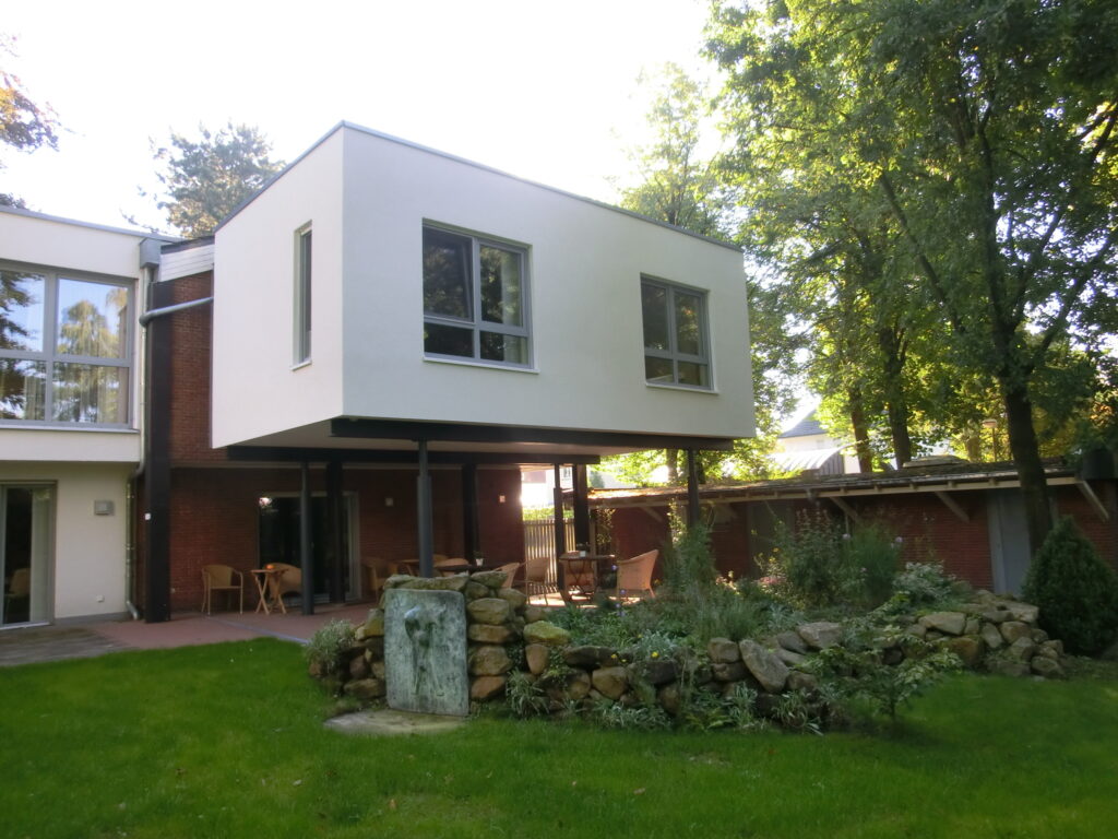 Anbau des 8. Gastzimmers vom Garten aus gesehen