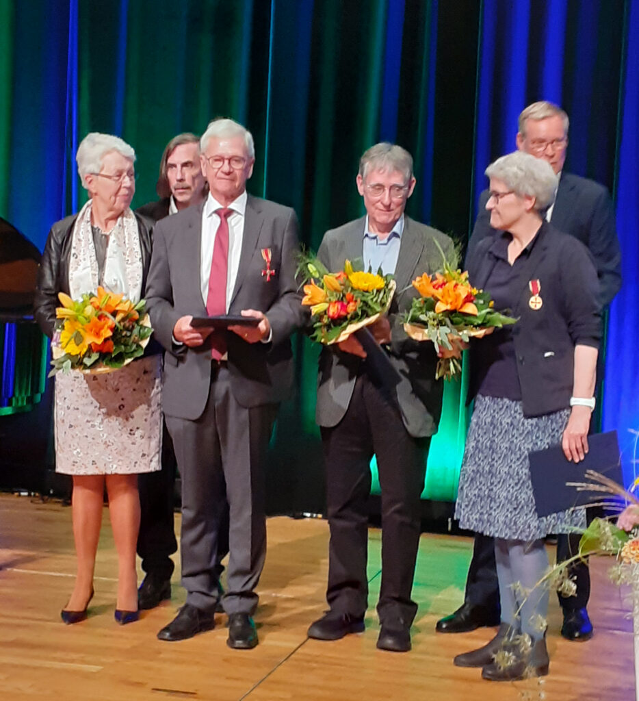 Bild von der Ordensverleihung mit Bürgermeister und Landrat