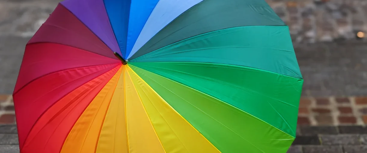 Trauerbegleitung: Regenschirm in Regenbogenfarben