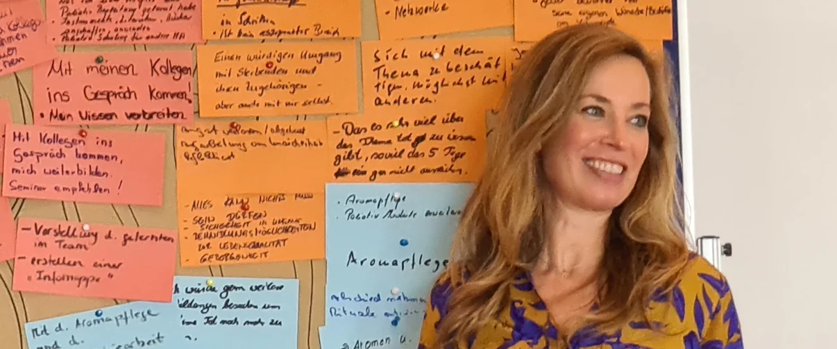 Akademie: Mareike Neumayer vor einer gefüllten Pinwand