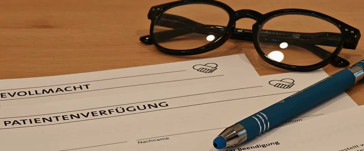 Patientenverfügung: Formualre, Stift, Brille
