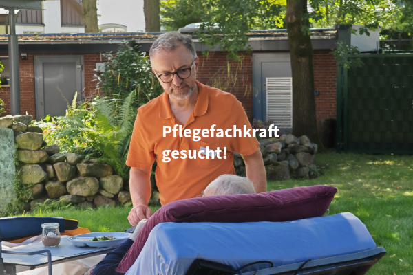 Männliche Pflegefachkraft im Gespräch mit einem Hospizgast, der im Garten im Bett liegt
