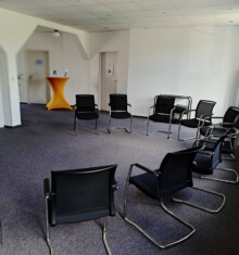 Stuhlkreis im Veranstaltungsraum der Akademie
