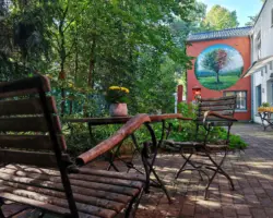 Sitzgruppe im Garten vor dem Eingang zum Hospiz
