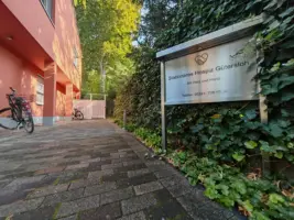 Eingang zum Hospiz von der Straße aus