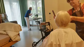 Haarschnitt im Hospiz
