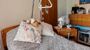 Gästezimmer mit persönlichen Einrichtungsgegenständen