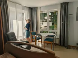Blick aus den Fenstern in einem Gästezimmer