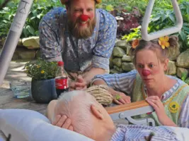 Die Klinkclowns besuchen einen Gast im Garten.