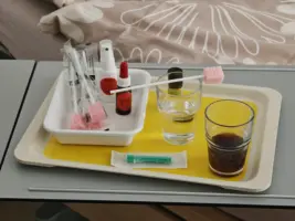 Tablett mit Utensilien zur Mundpflege