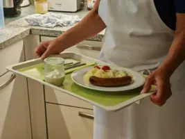 Das Abendessen wird serviert.