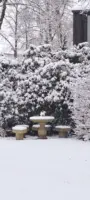 eingeschneite Sitzgruppe im Hospizgarten
