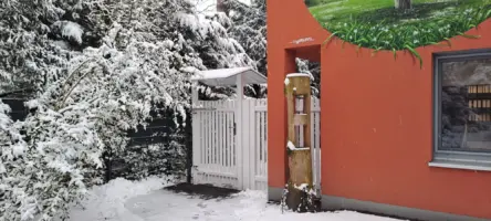 Gartentor des Hospizes im Winter schneebedeckt