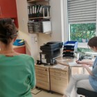 Dienstzimmer: drei Pflegekräfte im Gespräch