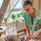 Gesprächssituation im Zimmer eines Gastes im Hospiz