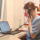 Eine Pflegekraft nimmt telefonisch übermittelte Informationen auf.