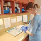 Medikamentenzubereitung im Hospiz durch eine Pflegekraft