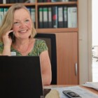 Brigitte Gehle, Hospizleitung, am Telefon